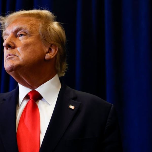 Ο Donald Trump έκανε comeback με μία φωτογραφία από τη σύλληψή του