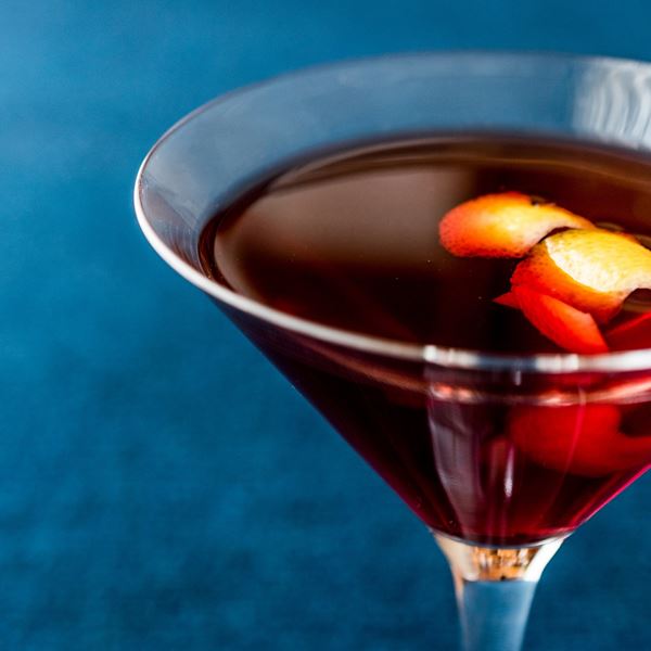 Το low-ABV Manhattan είναι το cocktail που χρειάζεσαι αυτή την εποχή
