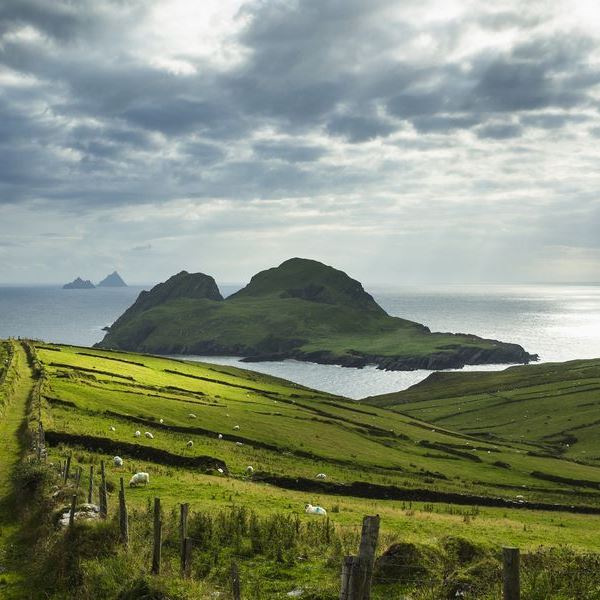 Πώς θα τα παρατήσεις όλα και θα πας να ζήσεις σε ένα τρελό ιρλανδικό νησί