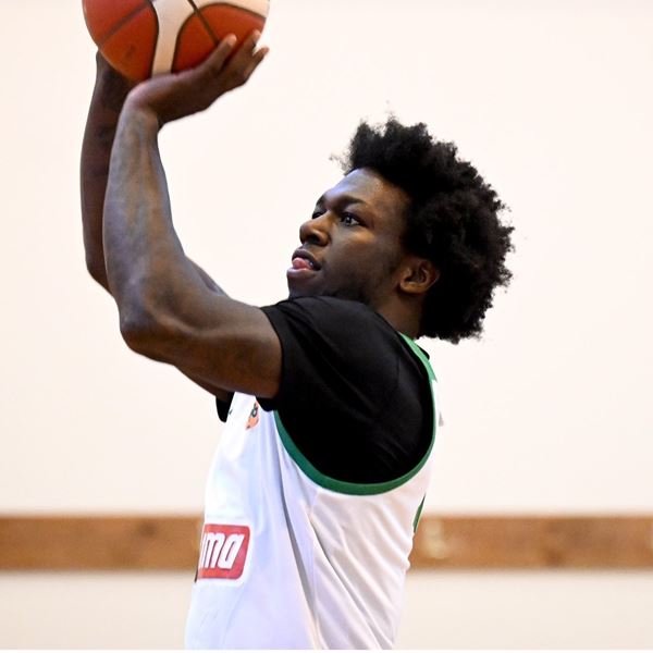 Έγινε και αυτό: Ο Kendrick Nunn τραγούδησε το 'Δε θα πας πουθενά' της Πέγκυς Ζήνα (video)