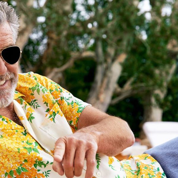 Ο Pierce Brosnan φορά τα κοντομανικά πουκάμισα του καλοκαιριού