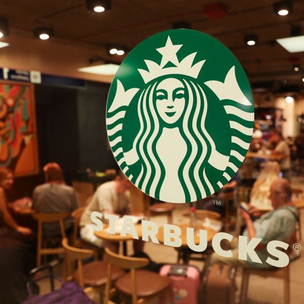 Ο νέος CEO των Starbucks πηγαίνει στο γραφείο του με ιδιωτικό αεροσκάφος