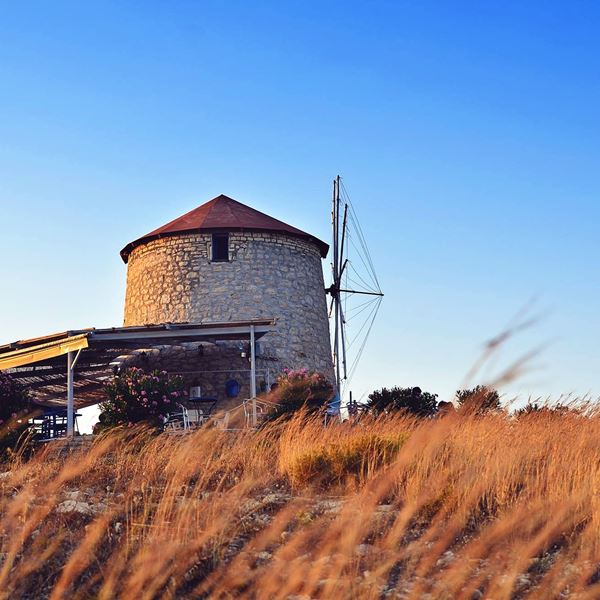 Ξεκαλοκαιριάζαμε στον Καστό και σε αυτό το μπαρ-έκπληξη