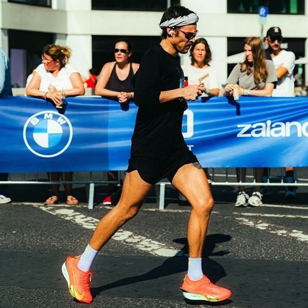 Με αυτά τα παπούτσια έκανε ρεκόρ ο Harry Styles στον μαραθώνιο του Βερολίνου