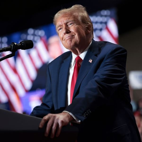 Τελικά, τι παίζει με τις στιλιστικές επιλογές του Donald Trump;