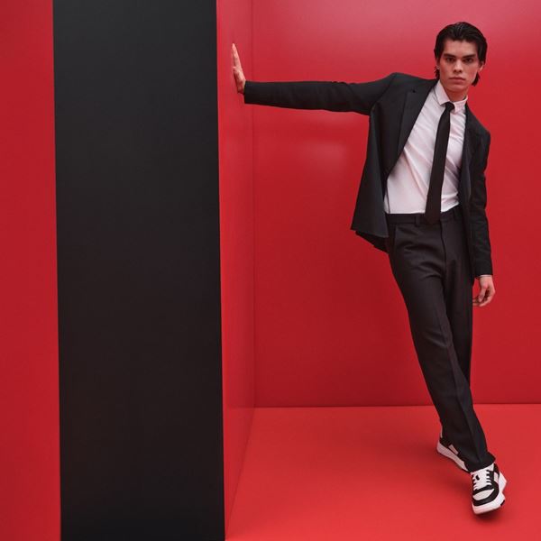 Η HUGO παρουσιάζει next-level tailoring καμπανια για την Άνοιξη/Καλοκαίρι 2025: για μια νέα γενιά τολμηρού στυλ