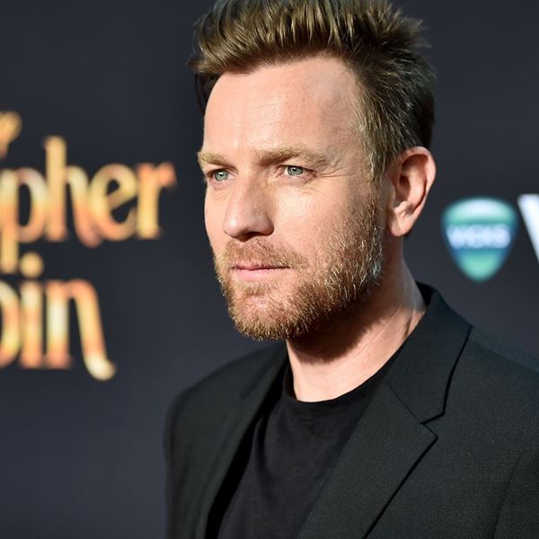 Ο Ewan McGregor δείχνει πώς φοριέται το total black το καλοκαίρι