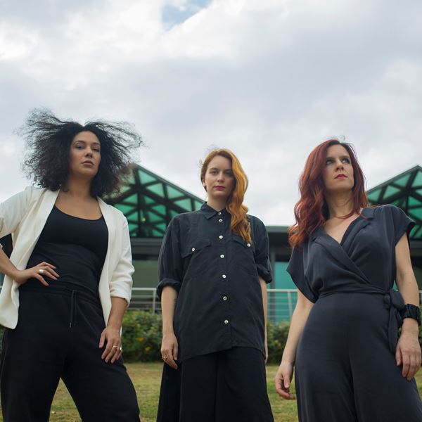 Η Nalyssa Green, η Sugahspank! και η Lou is δεν θα πουν ποτέ "αντίο" στον Leonard Cohen