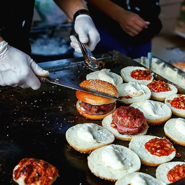Οι εύκολες συνταγές για να φτιάξεις τα πιο επικά burger του Λος Άντζελες