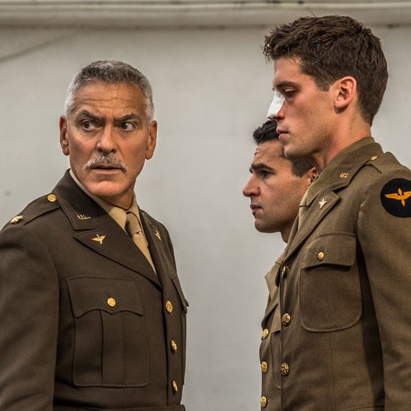 Ο George Clooney ζει την παράνοια του πολέμου στο trailer του Catch-22