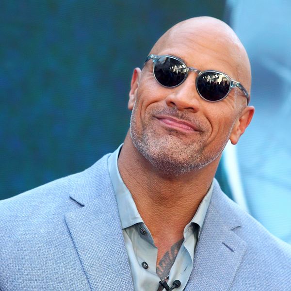 Tips για να δείχνεις κομψός με κοστούμι αν είσαι ογκώδης σαν τον Dwayne Johnson