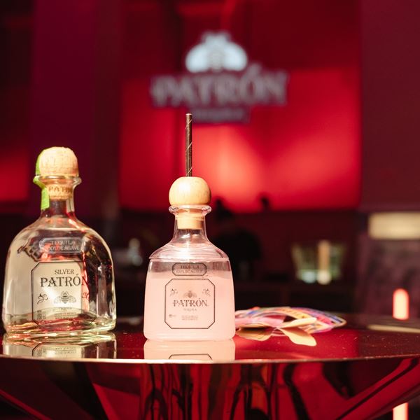 H Patrón γιόρτασε την Παγκόσμια Ημέρα Paloma σερβίροντας cocktail στο viral party του χώρου τέχνης Τhe Intermission