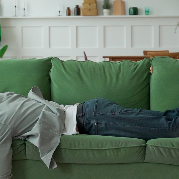 Γιατί το να αράζεις και "να μην κάνεις τίποτα" μπορεί να σε κάνει επιτυχημένο στη ζωή σου