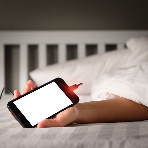 Καταστρέφεται η μπαταρία του κινητού αν το φορτίζεις όλο το βράδυ, ή όχι;