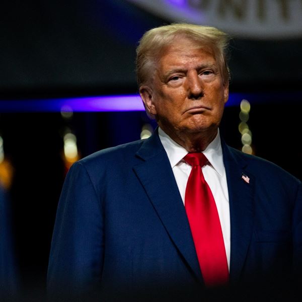 Τα ψέματα του Ντόναλντ Τραμπ για τις ανεμογεννήτριες στο Ντάβος