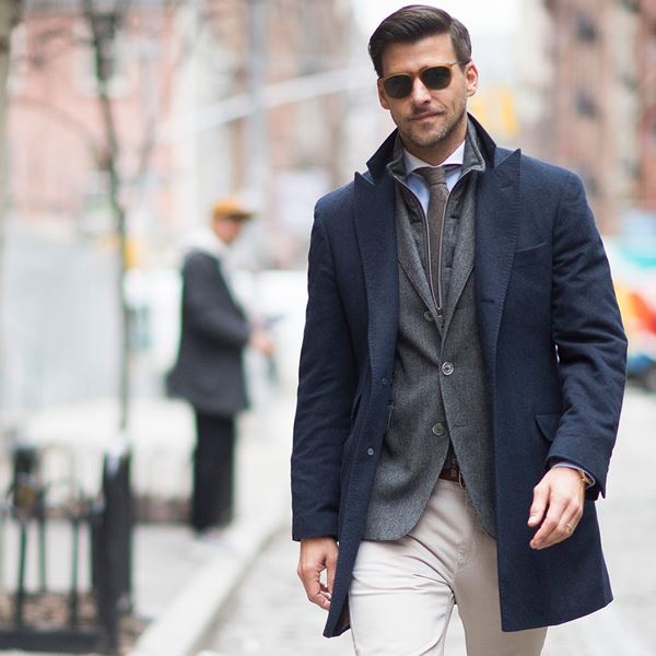 3 ελαφριά παντελόνια για να τα συνδυάσεις με blazer