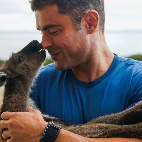 Τι δουλειά έχει ο Zac Efron στη Νήσο Καγκουρό;