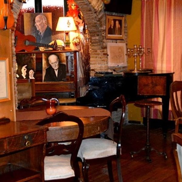 Το αγαπημένο στέκι του Μάνου Χατζιδάκι και η ιστορία του