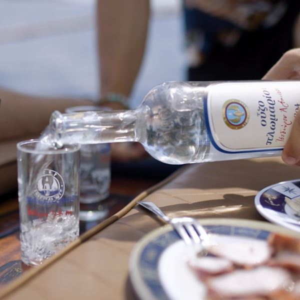 Ο Γιώργος Λέντζας και το Ούζο Πλωμαρίου αποκαλύπτουν τις μυστικές παραλίες της Ελλάδας