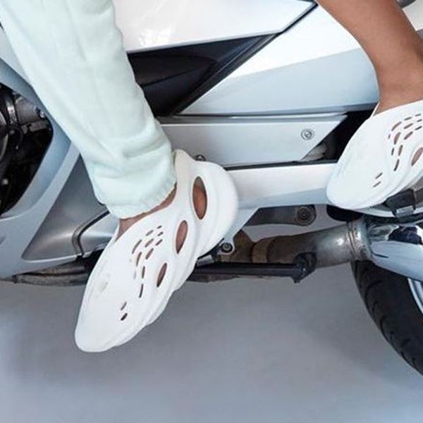 Τα νέα Yeezy του Kanye West είναι αθλητικά crocs