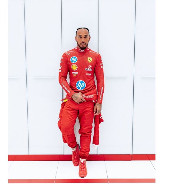 Ο Lewis Hamilton φόρεσε τα κόκκινα της Ferrari-πρώτη εικόνα