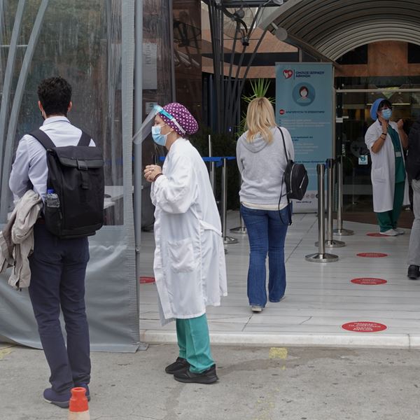 Πού οφείλεται η νέα έξαρση της πανδημίας