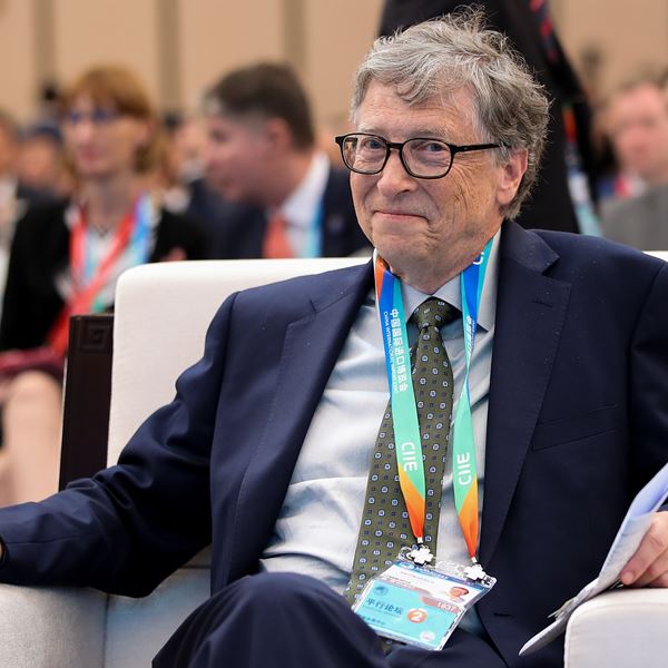 Συνωμοσιολόγοι κατηγορούν τον Bill Gates για την πανδημία