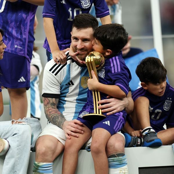 Ο Messi χάθηκε στην αγκαλιά των παιδιών του μετά τον θρίαμβο