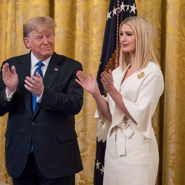 Οι δύο εντελώς διαφορετικές υποψήφιες πρώτες οικογένειες των Trump και Biden