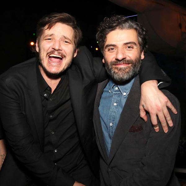 Δείτε τη νέα viral αγκαλιά των Oscar Isaac και Pedro Pascal