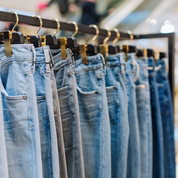 Στη Βόρεια Κορέα απαγορεύονται πλέον τα στενά τζην