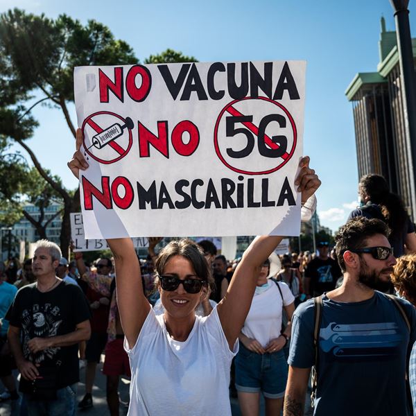 Οι θεωρίες συνωμοσίας για τη χρήση μάσκας και η αλήθεια πίσω από αυτές