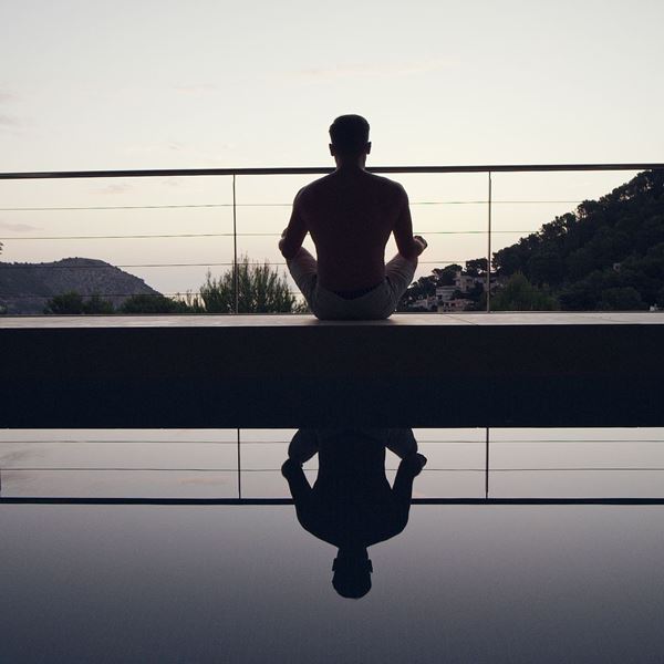 Γιόγκα ή ψυχοθεραπεία: Τι μειώνει περισσότερο το άγχος;