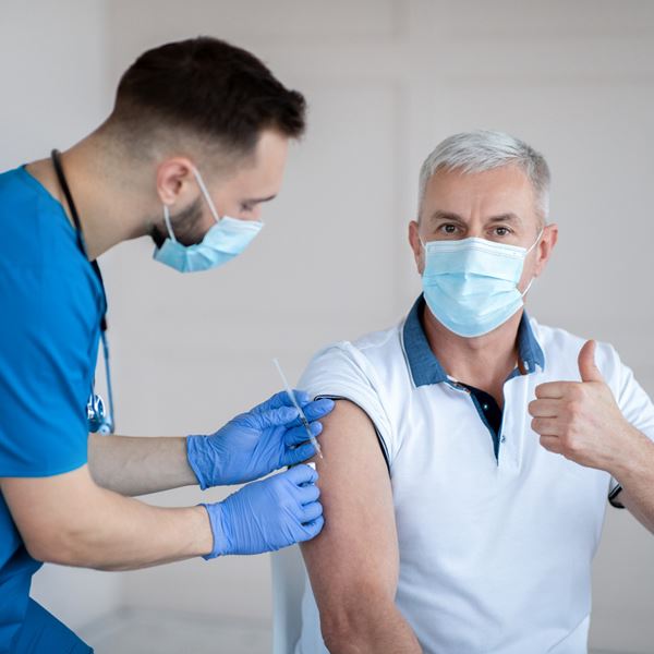 Εμβόλια: Άνοιξε η πλατφόρμα για τους 45-49 ετών