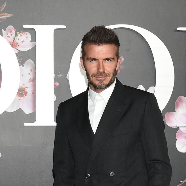 Ο David Beckham δείχνει πώς φοριέται το κοστούμι με sneakers τον χειμώνα