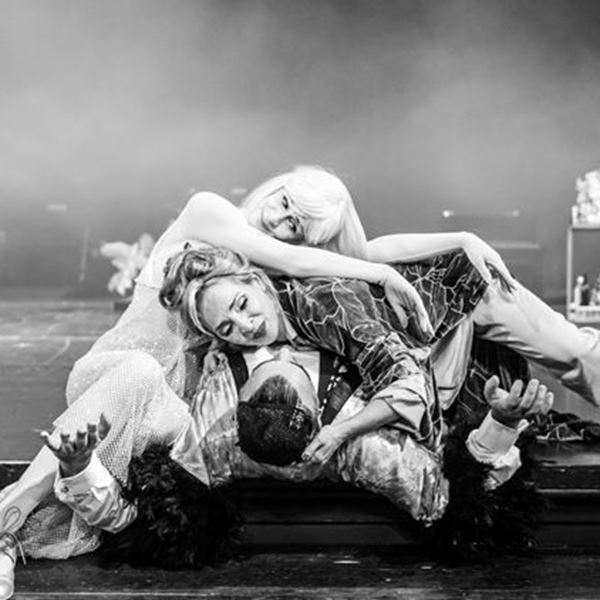 Πρώτη ματιά στο 'Πονηρό πνεύμα' του Γιάννη Χουβαρδά στο Εθνικό Θέατρο