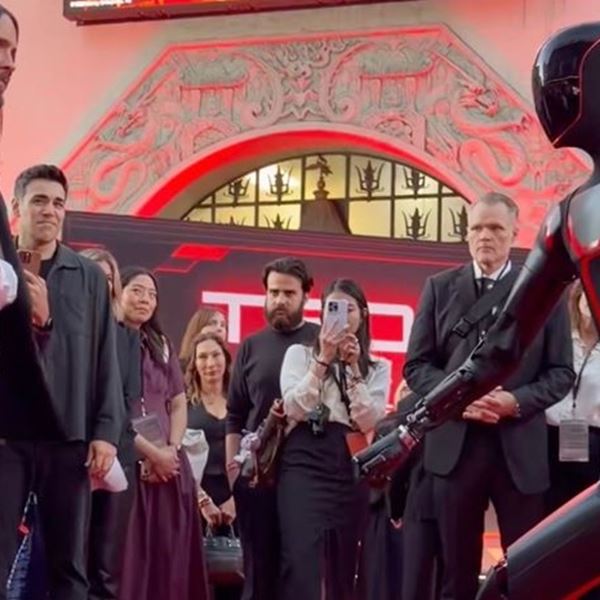 Tesla Optimus εναντίον Jared Leto στην πρεμιέρα Tron: Ares (video)