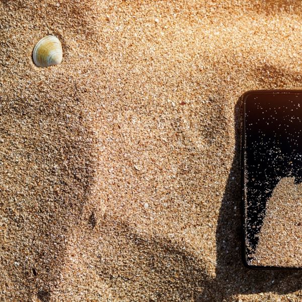 Πώς να προστατεύσεις το κινητό σου από την άμμο