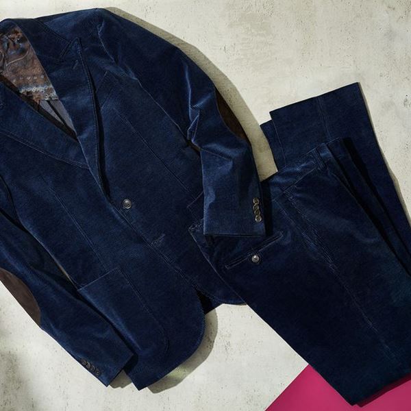 Το κοτλέ κοστούμι κοιτά στα μάτια το βελούδινο