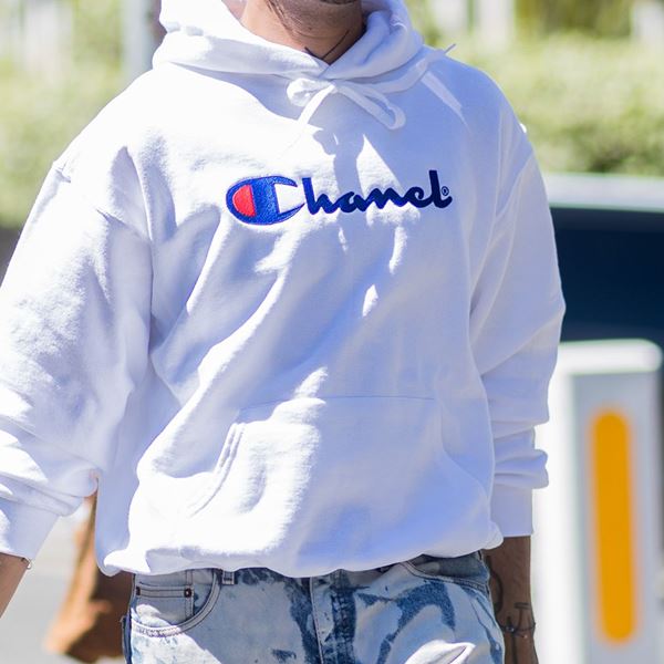 Logos και 90s νοσταλγία στα φούτερ του φετινού φθινοπώρου