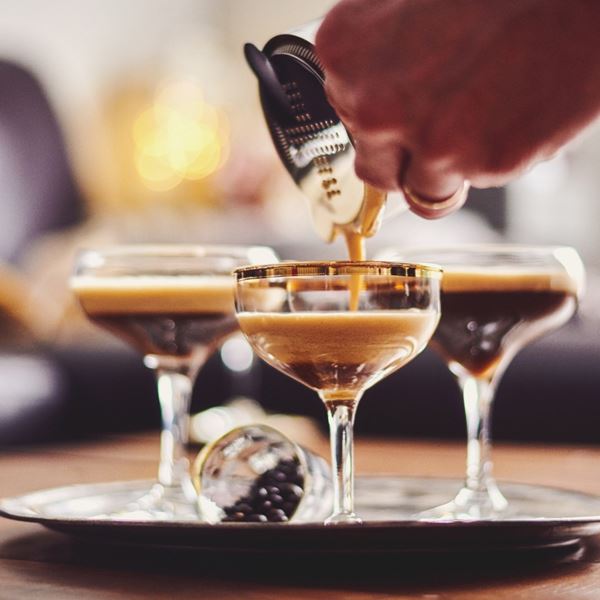 Τελικά, πόσο επικίνδυνος είναι ο συνδυασμός αλκοόλ και καφεΐνης;