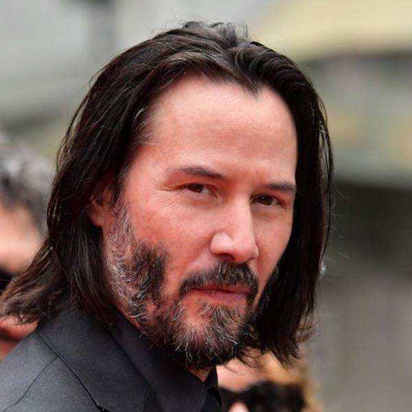 Μόνο ο Keanu Reeves μπορεί να συνδυάσει έτσι το κοστούμι