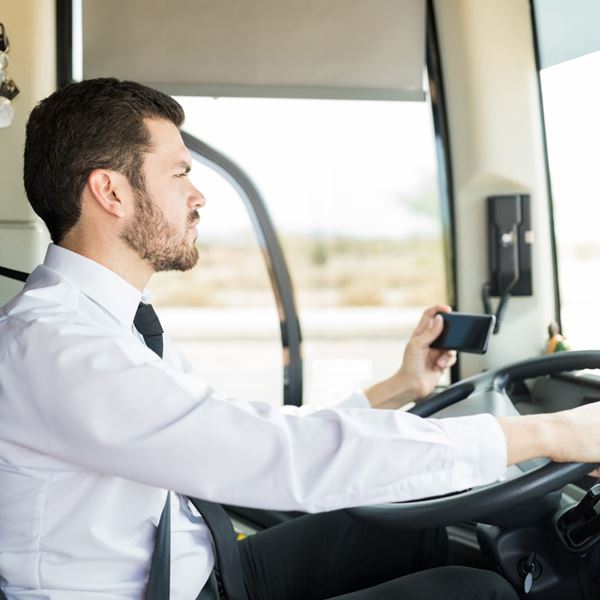 Οδηγός ΚΤΕΛ τερματίζει το multitasking με τσιγάρο και κινητό ενώ οδηγεί (video)