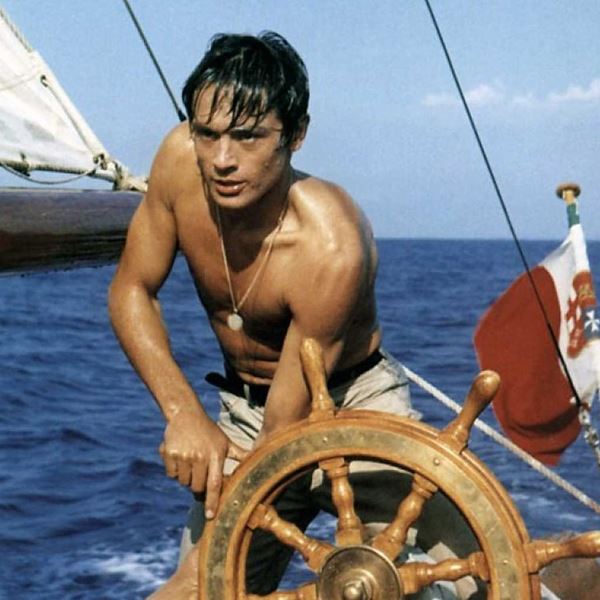 Η παντοτινή καλοκαιρινή γοητεία του Alain Delon