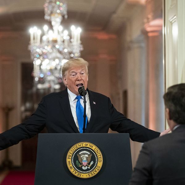 Ο Trump πετά έξω από τον Λευκό Οίκο δημοσιογράφο του CNN