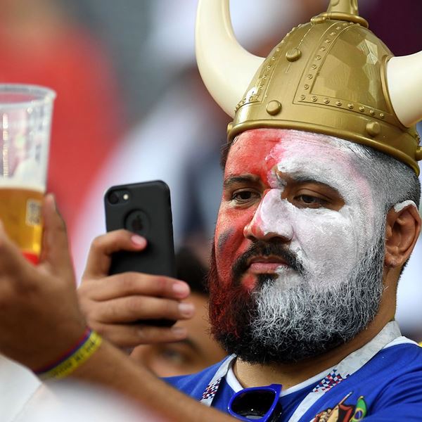 Σουηδοί φίλαθλοι άδειασαν από μπύρες τη Ρωσία