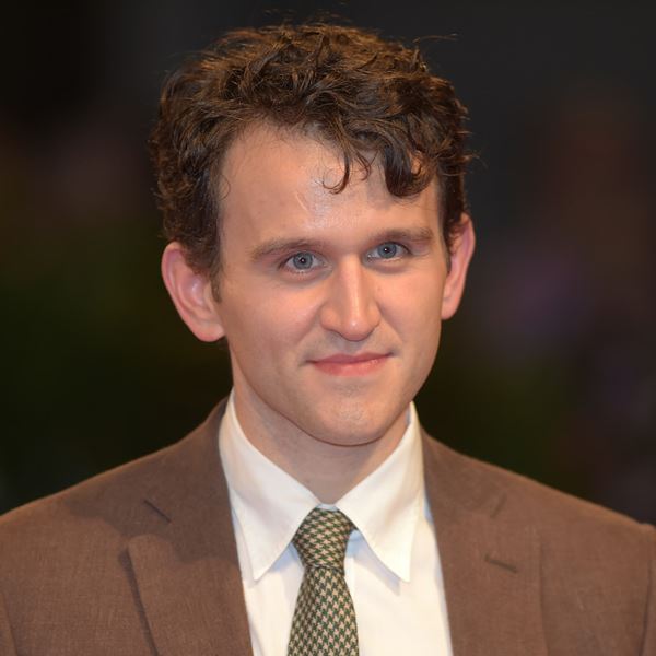 O κινηματογραφικός Edgar Allan Poe έχει άρωμα Harry Potter και The Queen's Gambit