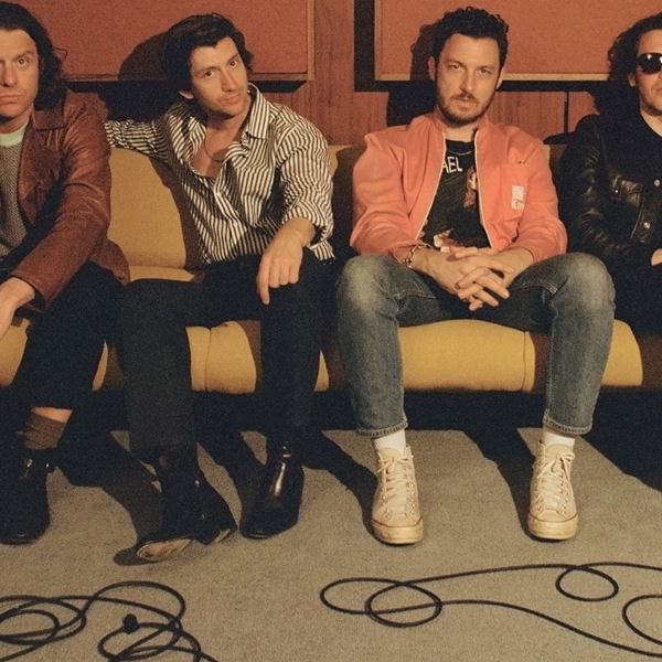 O Alex Turner σκηνοθέτησε το νέο βίντεο κλιπ των Arctic Monkeys