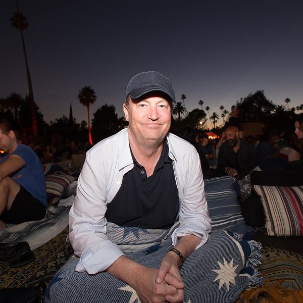 O Matthew Perry ετοιμάζει την αυτοβιογραφία του