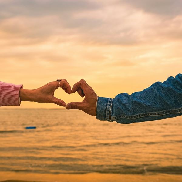 Love bombing: Γιατί το να λες συνεχώς "σ΄αγαπώ" κάνει κακό στην υγεία